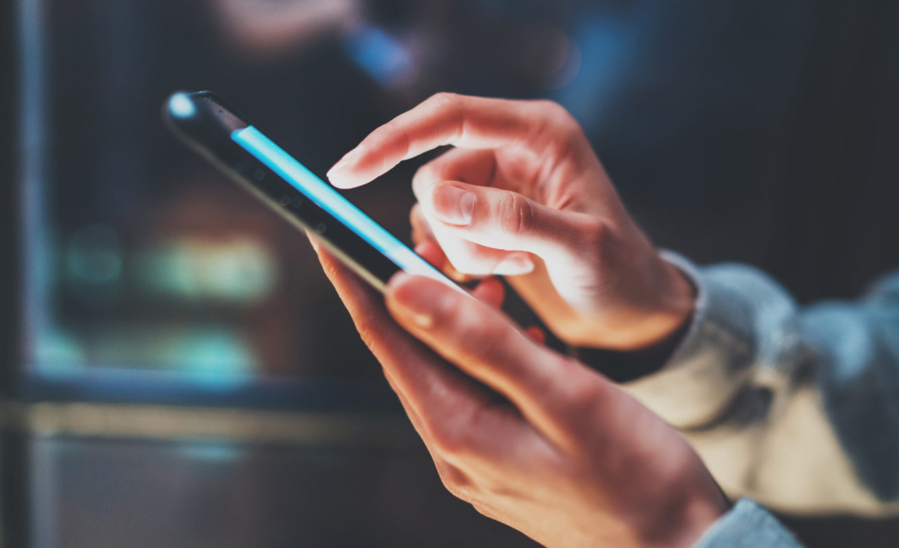 Persona haciendo un bizum desde el móvil