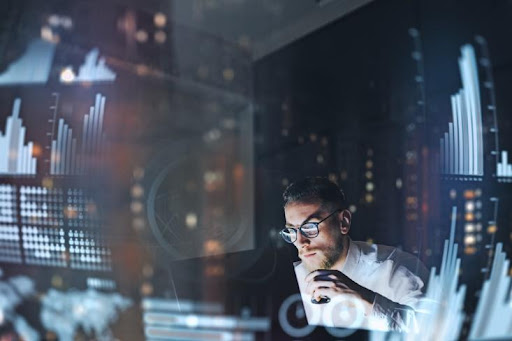 Hombre mirando una pantalla en un entorno digital y futurista