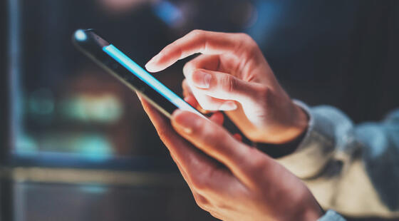 Persona haciendo un bizum desde el móvil