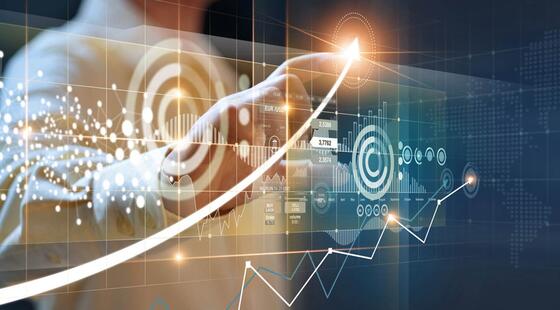 Persona tocando una gráfica proyectada holográficamente