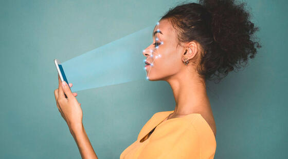 Mujer utilizando la funcionalidad de Face ID