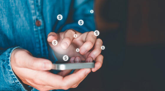 Persona con smartphone en la mano