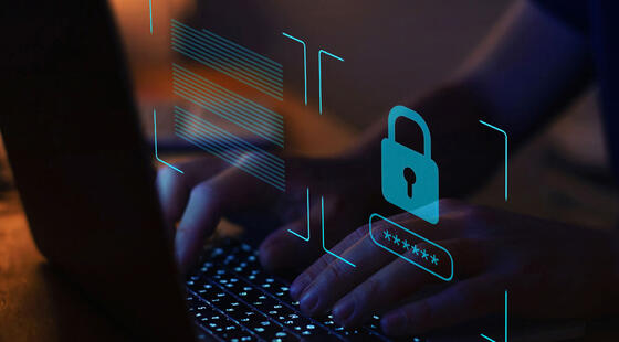 Persona tecleando con un holograma de un candado encima