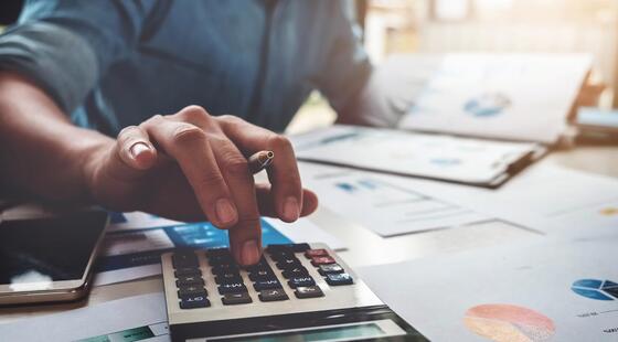 Hombre usando una calculadora