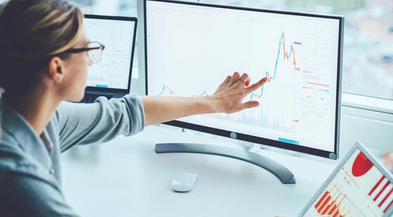 Mujer mirando un gráfico del mercado financiero
