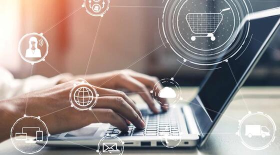 Manos de una persona usando un ordenador portátil con símbolos de e-commerce