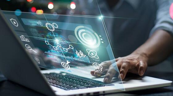 Holograma delante de la pantalla de un ordenador portátil viendo diversos informes