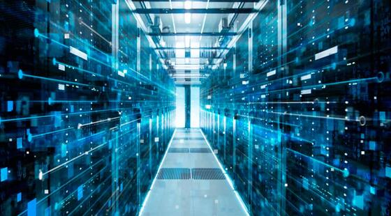 imagen futurista con luces azules en movimiento dejando estelas sobre un fondo negro