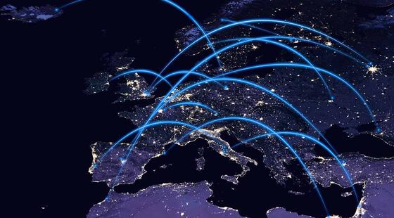 Vista satélite de Europa de noche con haces de luz simulando un ambiente digital