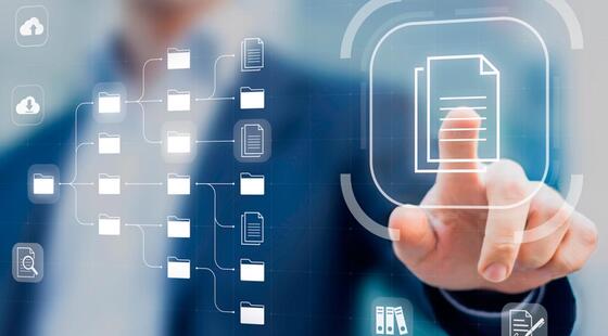 Hombre manipulando con su dedo una pantalla digital