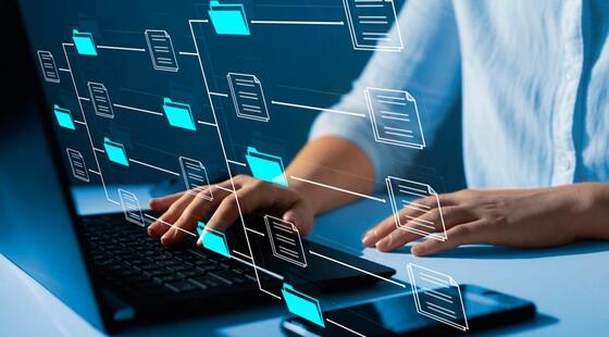 Manos de hombre sentado frente a un ordenador manipulando su teclado