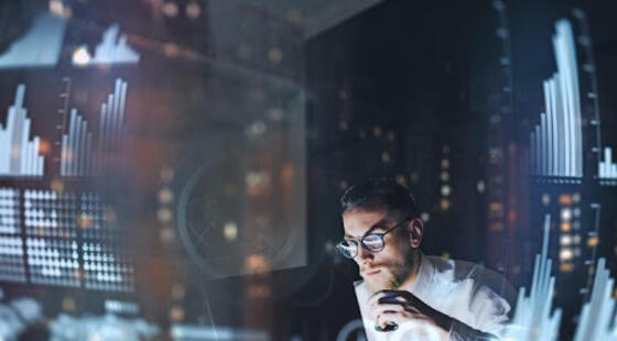 Hombre mirando una pantalla en un entorno digital y futurista