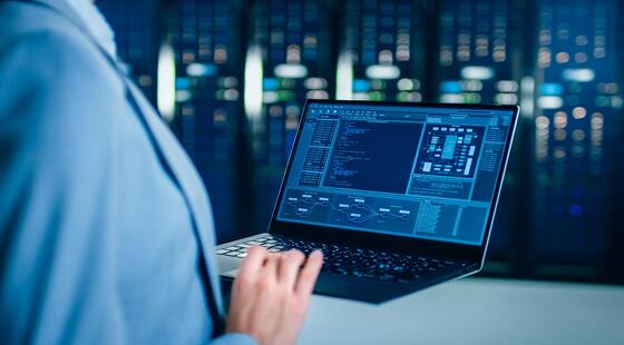 Mujer sujetando un ordenador portátil abierto con sus manos