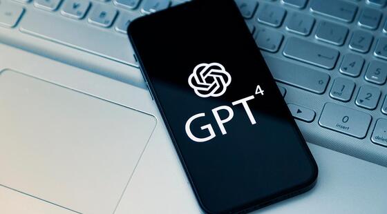 Teléfono móvil sobre el teclado de un ordenador mostrando en su pantalla GPT4