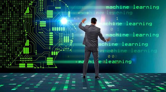 Hombre interactuando con pantalla en la que aparecen símbolos y textos en color verde