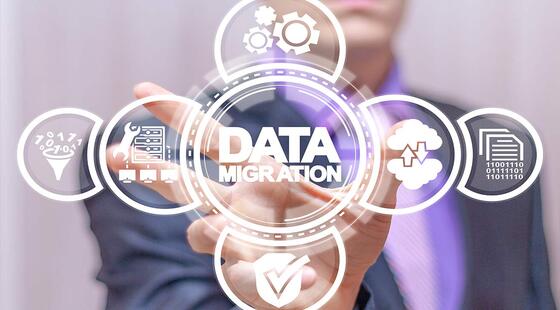 Hombre interactuando con una pantalla en la que se muestra Data migration