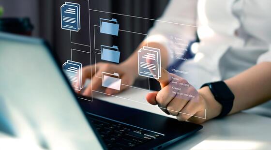 Manos escribiendo en un ordenador portátil