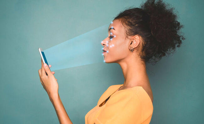 Mujer utilizando la funcionalidad de Face ID