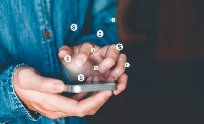 Persona con smartphone en la mano