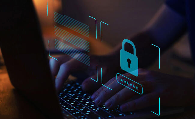 Persona tecleando con un holograma de un candado encima