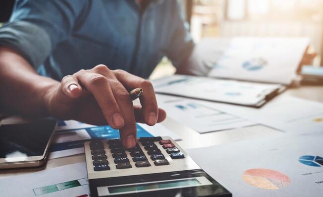 Hombre usando una calculadora