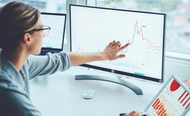 Mujer mirando un gráfico del mercado financiero