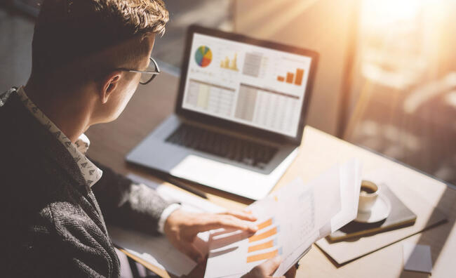 Hombre en una oficina mirando un dashboard