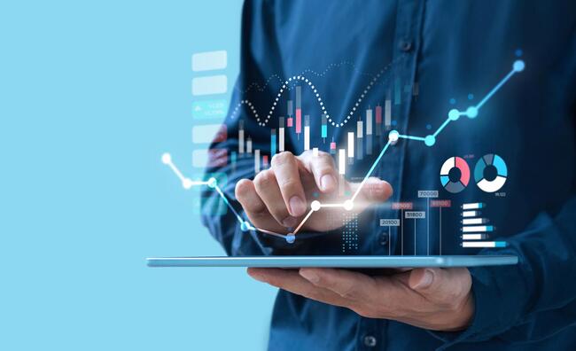 Mano de un hombre en una tablet, con un holograma de un iPad