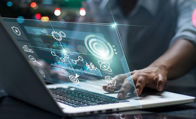 Holograma delante de la pantalla de un ordenador portátil viendo diversos informes