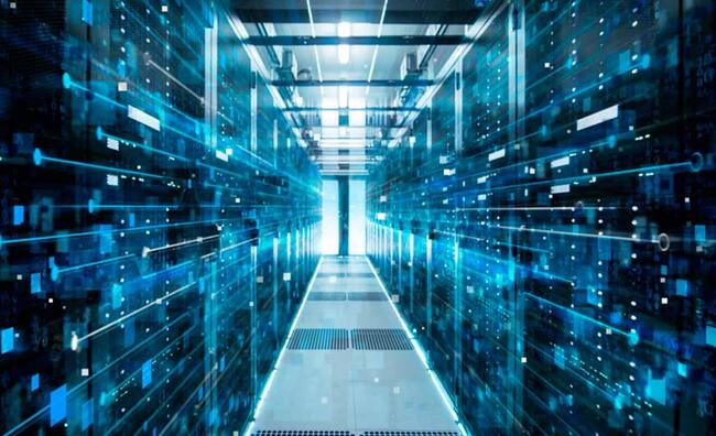 imagen futurista con luces azules en movimiento dejando estelas sobre un fondo negro