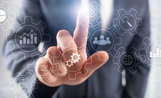 Mano manipulando lo que simula ser una aplicación informática en una pantalla