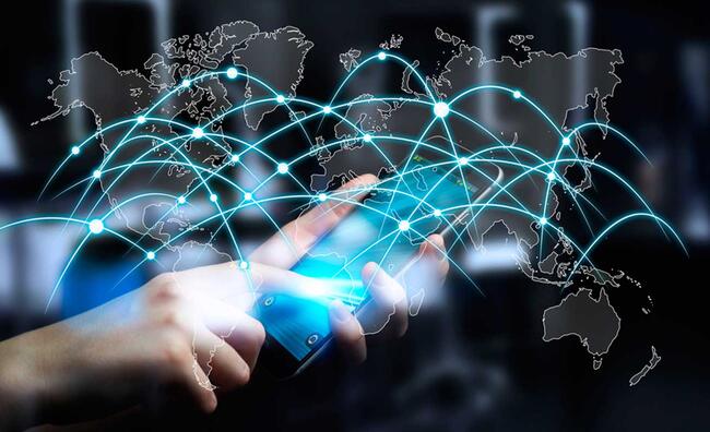 Manos de una persona sosteniendo un teléfono móvil con algunas imágenes, luces y líneas sobreimpresas que simulan un ambiente tecnológico y futurista