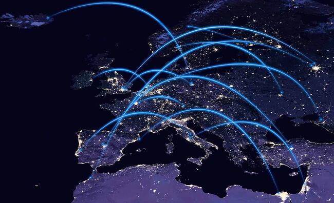 Vista satélite de Europa de noche con haces de luz simulando un ambiente digital