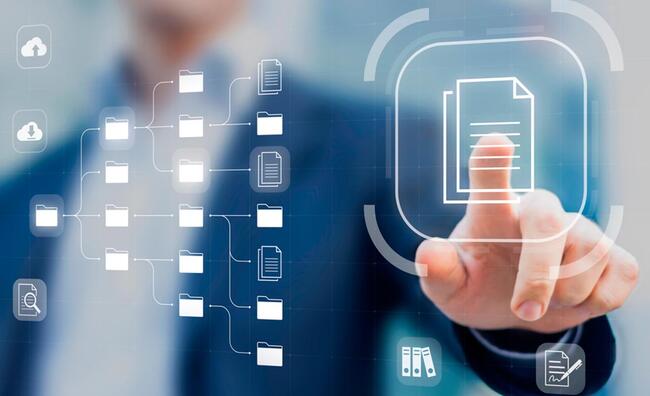 Hombre manipulando con su dedo una pantalla digital