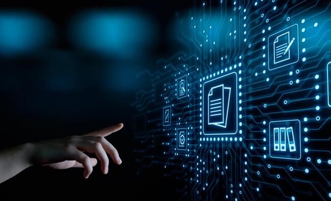 Mano apuntando a lo que simula ser una pantalla táctil gigante