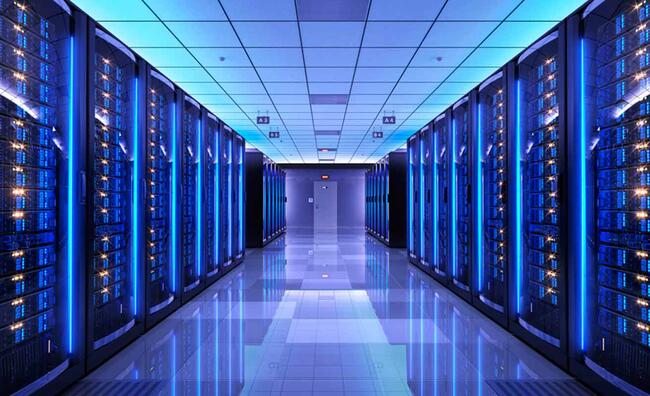 Servidores dispuestos en fila unos frente a otros en un espacio cerrado