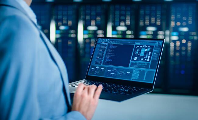 Mujer sujetando un ordenador portátil abierto con sus manos