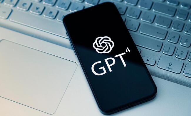 Teléfono móvil sobre el teclado de un ordenador mostrando en su pantalla GPT4