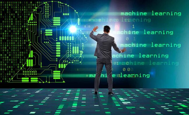 Hombre interactuando con pantalla en la que aparecen símbolos y textos en color verde