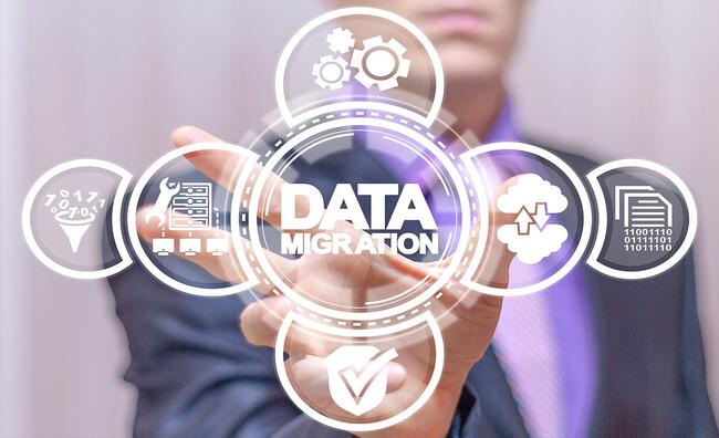 Hombre interactuando con una pantalla en la que se muestra Data migration