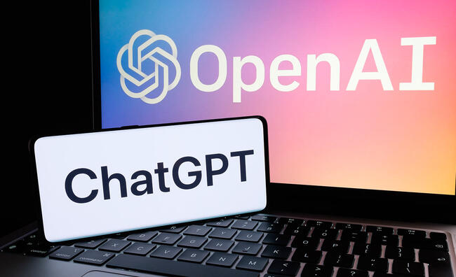 Ordenador mostrando en su pantalla un texto con OpenAI