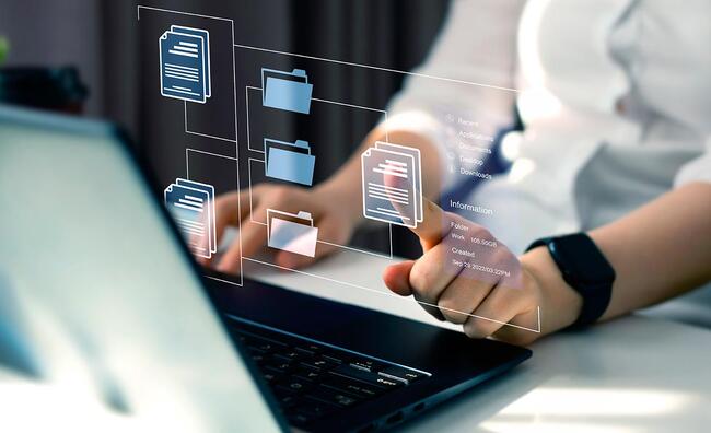 Manos escribiendo en un ordenador portátil